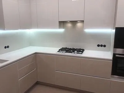 Столешница для кухни из искусственного камня белого цвета