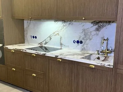 Столешница для кухни из керамогранита под мрамор Calacatta