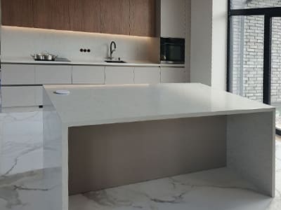 Столешница для кухни и острова из искусственного камня под мрамор