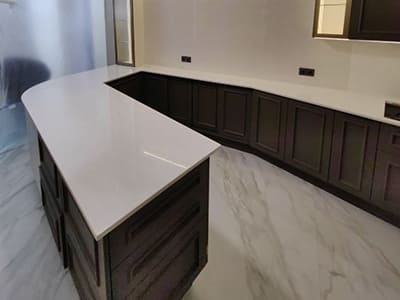 Столешница для кухни из искусственного камня со встроенной мойкой