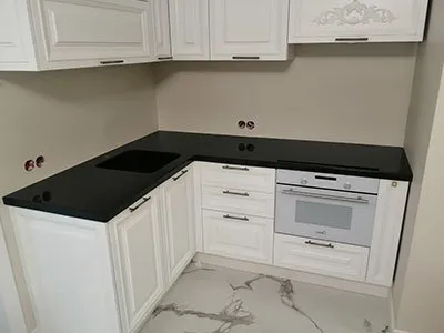 Кухонная столешница черного цвета из искусственного камня