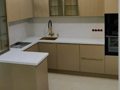 Кухонная столешница из керамогранита в белом цвете