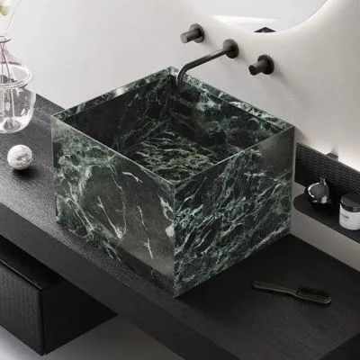 Накладная щелевая раковина из керамогранита под зеленый мрамор