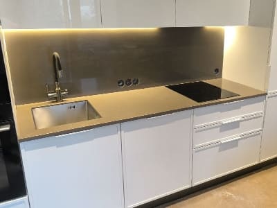 Столешница для кухни со стеновой панелью из искусственного камня