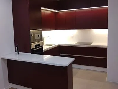 Столешница для кухни из керамогранита под белый мрамор