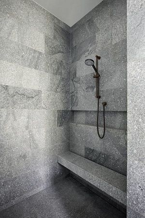 Отделка ванной комнаты натуральным камнем - пример выполнения