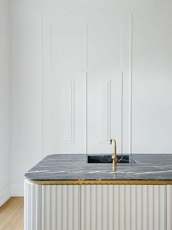 Кухонный остров из керамогранита в Москве - пример выполнения