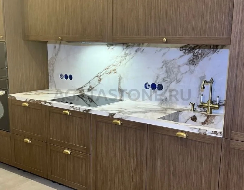 Столешница для кухни из керамогранита под мрамор Calacatta на заказ