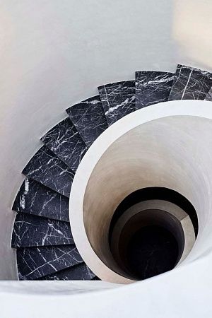 Облицовка лестниц натуральным камнем в Москве - пример выполнения