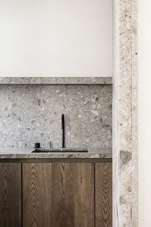 Облицовка фартука кухни керамогранитом - пример выполнения