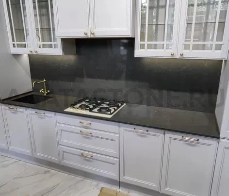 Столешница для кухни из кварцевого агломерата под гранит Black Galaxy на заказ