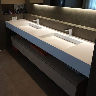 Щелевая двойная раковина из керамогранита белого цвета