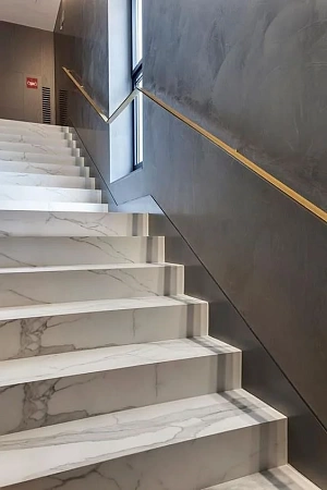 Ступени лестницы из искусственного камня, кварцевого агломерата - пример выполнения