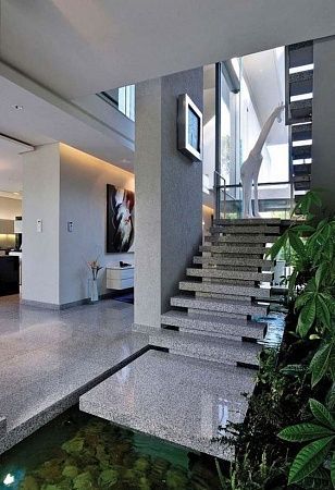 Облицовка лестниц натуральным камнем в Москве - пример выполнения