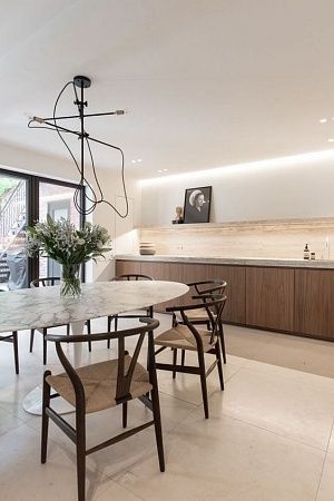 Облицовка фартука кухни керамогранитом - пример выполнения