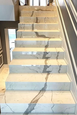 Ступени лестницы из искусственного камня, кварцевого агломерата - пример выполнения