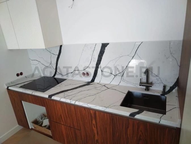 Кухонная столешница из керамогранита под мрамор Calacatta на заказ