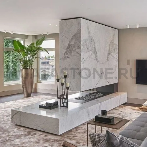 Отделка островного камина натуральным камнем на заказ