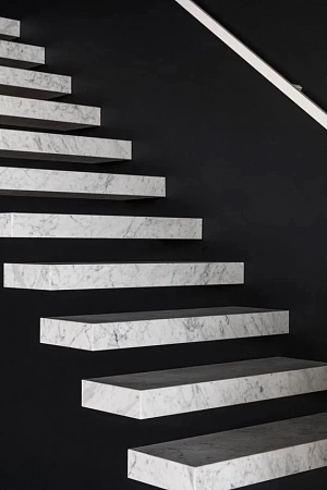 Ступени лестницы из искусственного камня, кварцевого агломерата - пример выполнения