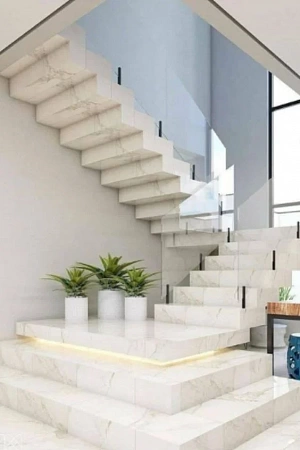 Ступени лестницы из искусственного камня, кварцевого агломерата - пример выполнения