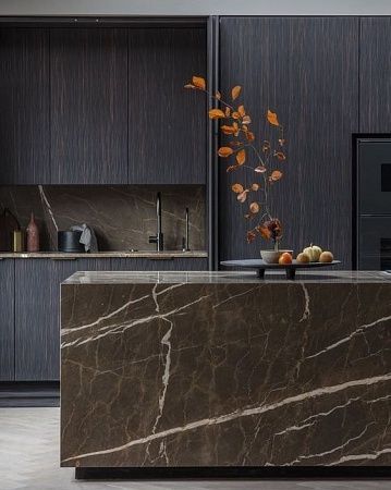 Кухонный остров из натурального камня - пример выполнения