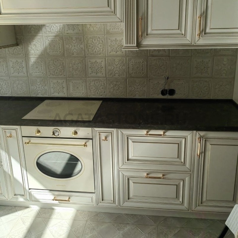 Столешница из искусственного камня для кухни в классическом стиле на заказ