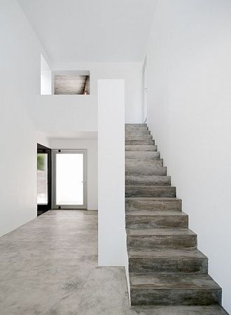 Облицовка лестниц керамогранитом в Москве - пример выполнения