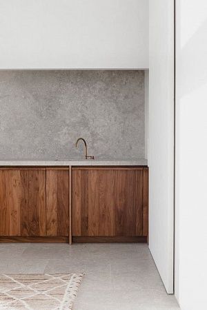 Облицовка фартука кухни керамогранитом - пример выполнения