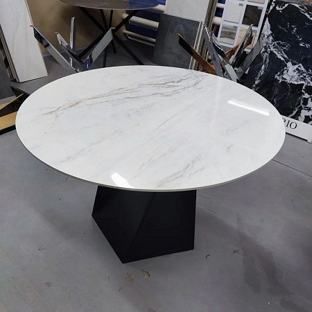 Столы из натурального камня - пример выполнения