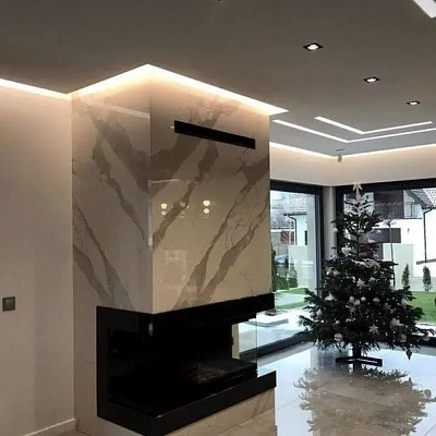 Отделка камина белым мрамором