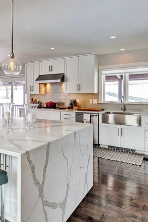 Кухонный остров из искусственного камня в Москве - пример выполнения