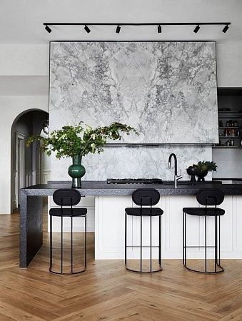 Кухонный остров из керамогранита в Москве - пример выполнения