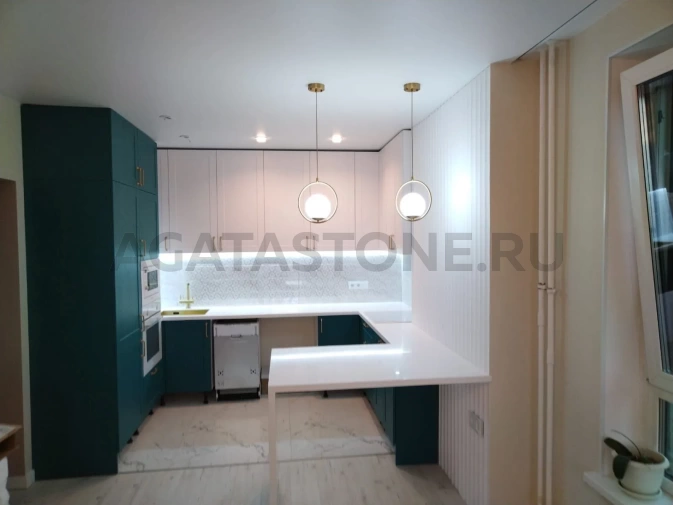 Кухонная столешница белого цвета с барной стойкой из керамогранита на заказ