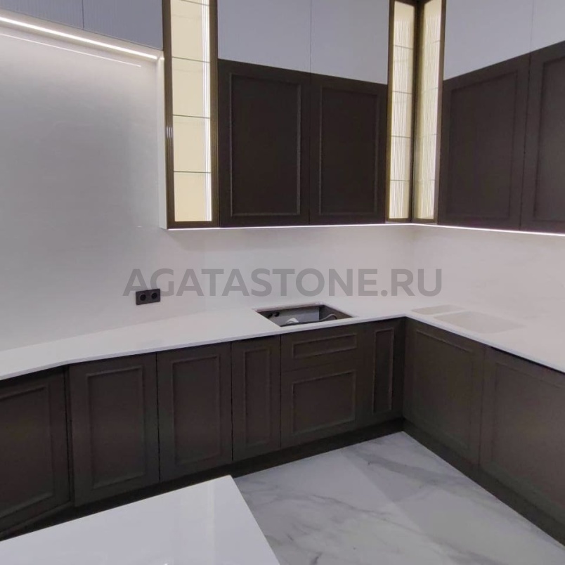 Столешница для кухни из искусственного камня со встроенной мойкой на заказ