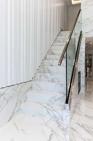 Ступени лестницы из искусственного камня, кварцевого агломерата - пример выполнения