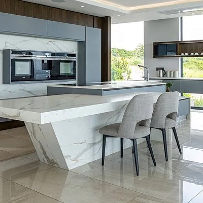 Двойной кухонный остров из керамогранита под мрамор