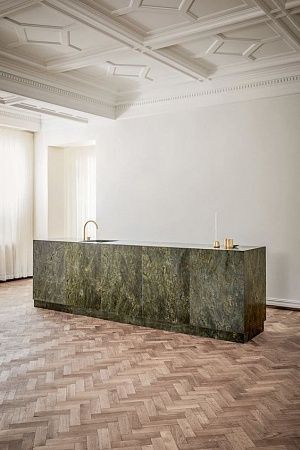 Кухонный остров из керамогранита в Москве - пример выполнения