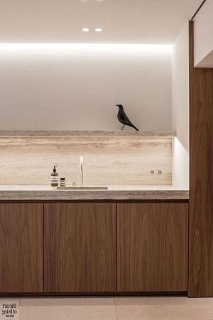 Облицовка фартука кухни керамогранитом - пример выполнения