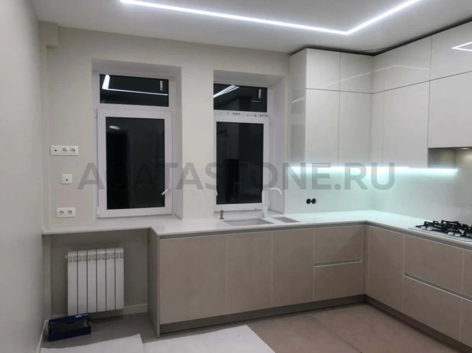 Столешница для кухни из керамогранита в белом цвете на заказ