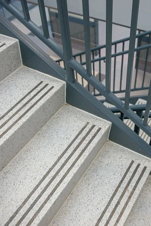 Ступени лестницы из искусственного камня, кварцевого агломерата - пример выполнения