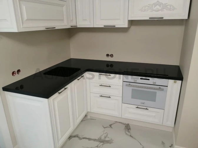 Кухонная столешница черного цвета из керамогранита на заказ