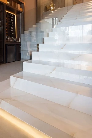 Ступени лестницы из искусственного камня, кварцевого агломерата - пример выполнения