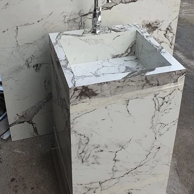 Напольная раковина из керамогранита под белый мрамор