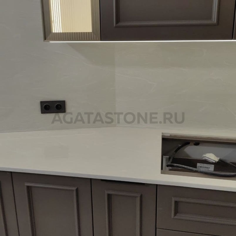 Столешница для кухни из искусственного камня со встроенной мойкой на заказ