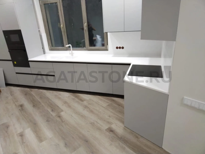 Кухонная столешница с барной стойкой из керамогранита на заказ