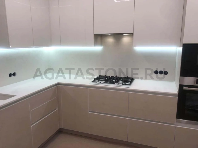 Столешница для кухни из искусственного камня белого цвета на заказ