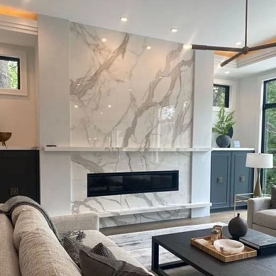 Отделка камина керамогранитом под мрамор Calacatta