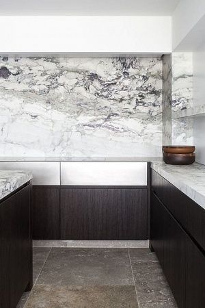 Облицовка фартука кухни керамогранитом - пример выполнения