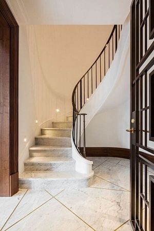 Облицовка лестниц натуральным камнем в Москве - пример выполнения