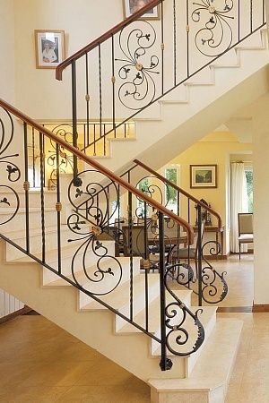 Облицовка лестниц натуральным камнем в Москве - пример выполнения